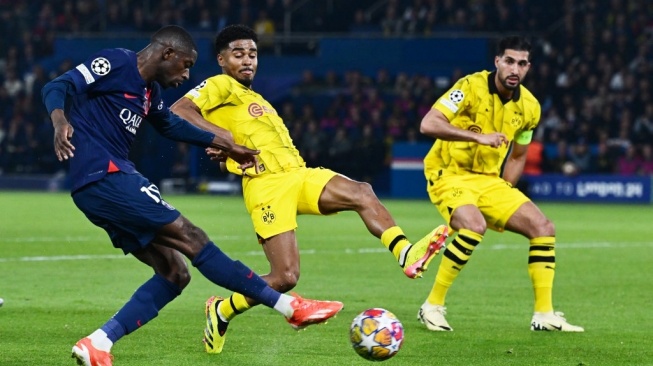 Penyerang Paris Saint-Germain (PSG) Ousmane Dembele (kiri) menembak ke arah gawang Dortmund pada pertandingan leg kedua semifinal Liga Champions di stadion Parc des Princes, Paris, Rabu, 7 Mei 2024.Miguel MEDINA / AFP