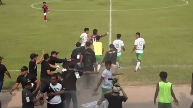 Laga Persedikab Kediri vs PSIK Klaten Ricuh, Wasit Menyelamatkan Diri dari Kejaran Pemain