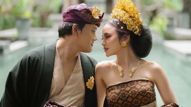 9 Potret Prewedding Rizky Febian dan Mahalini, Serasi Banget dengan Busana Adat Bali