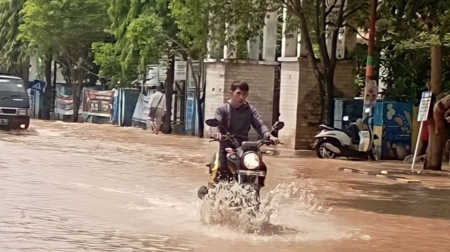 Banjir di OKU Lumpuhkan Arus Lalu Lintas di Jalinsum