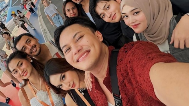 Potret kebersamaan Dion Raharja bersama Mahalini Raharja dan Rizky Febian (Instagram/dionraharja)