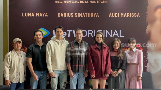 Konferensi pers series Main Api yang dibintangi Luna Maya, Darius Sinathrya, dan lainnya. [Rena Pangesti/Suara.com]