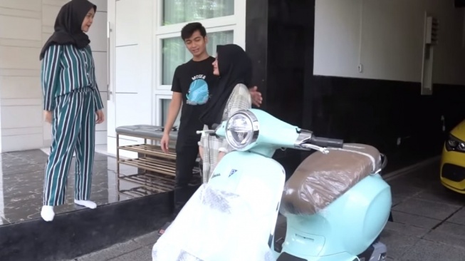 Vespa Matic Pemeberian Ria Ricis Kepada Adik Teuku Ryan. (Foto: Tangkapan Layar)