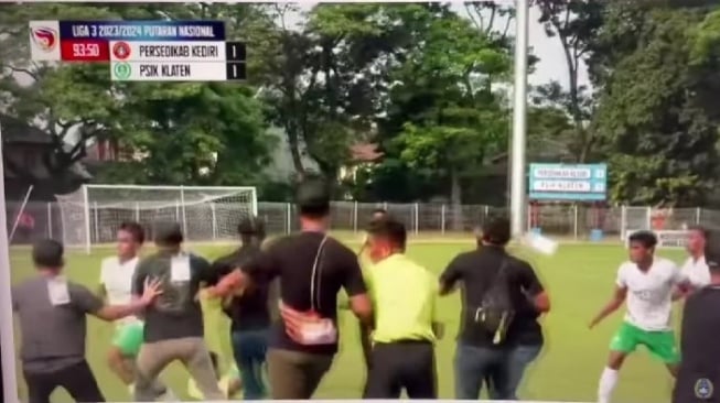 Liga 3 Brutal! Wasit Dikejar hingga Ditendang Pemain, Pertandingan Berakhir Ricuh