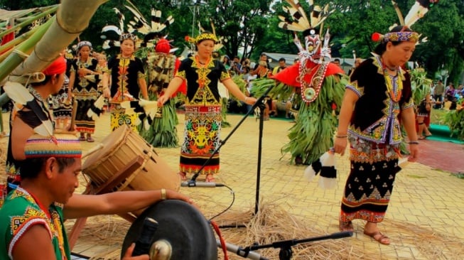 Menelusuri Tradisi Perkawinan Suku Dayak Bahau: Dari Paksik hingga Ngetimaang Amin