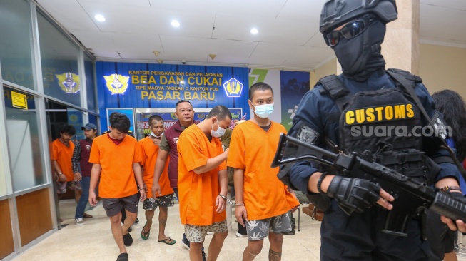 Para tersangka jaringan penyelundupan narkotika jenis ekstasi dihadirkan saat konpers di Bea Cukai Pasar Baru, Jakarta, Rabu (08/04/2024). [Suara.com/Alfian Winanto]
