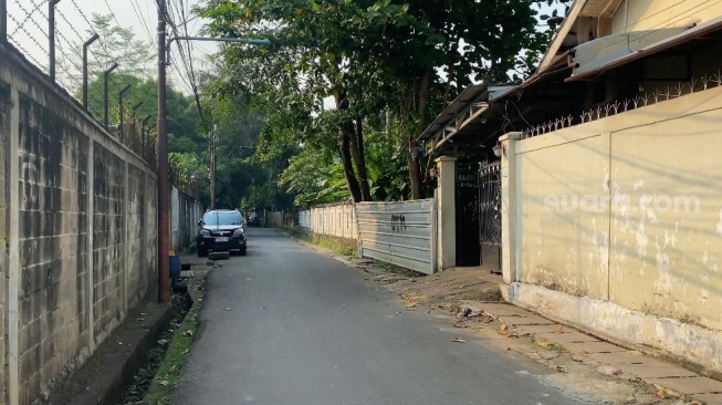 Lokasi kasus tabrak lari bocah laki-laki di kawasan Pinang Ranti, Jakarta Timur. (Suara.com/Faqih)