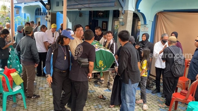 Suasana pemakaman aktor Dorman Borisman di TPU Susukan, Ciracas, Jakarta, Rabu (8/5/2024). [Suara.com/Adiyoga Priyambodo]