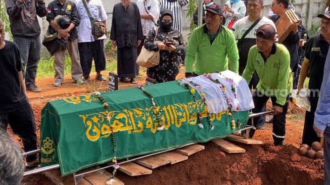 Suasana pemakaman aktor Dorman Borisman di TPU Susukan, Ciracas, Jakarta, Rabu (8/5/2024). [Suara.com/Adiyoga Priyambodo]