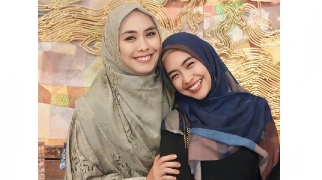 Oki Setiana Dewi dan Ria Ricis (Instagram/okisetianadewi)