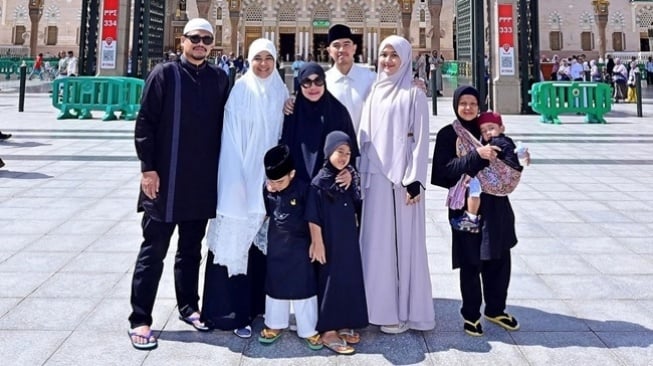 Kaesang Pangarep dan Erina Gudono saat menjalani ibadah umrah. Pasangan ini umrah bareng sang ibu, Iriana Jokowi, dan sang kakak Kahiyang Ayu dan Bobby Nasution. [Instagram]