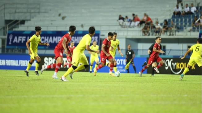 Winger Timnas Indonesia U-23, Irfan Jauhari (Tengah) Saat Menghadapi Lini Belakang Timnas Malaysia (pssi.org)