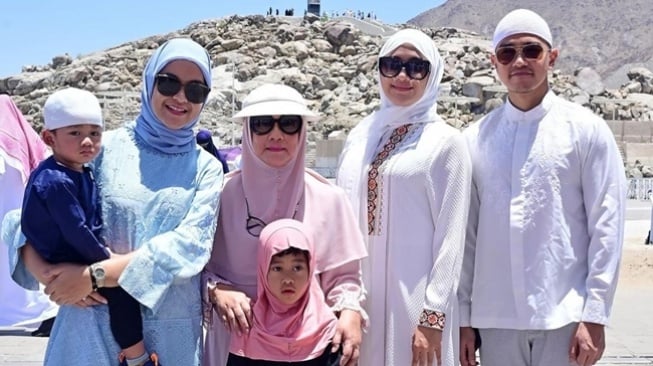 Potret Kaesang Pangarep dan Erina Gudono saat menjalani ibadah umrah. [Instagram]