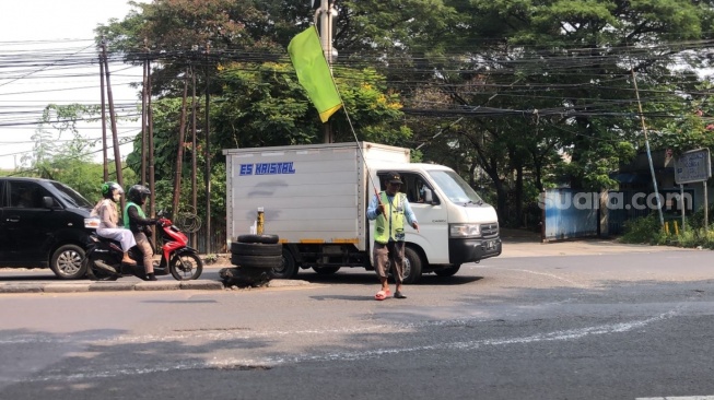 Cerita Narto Tukang Parkir Asal Bekasi yang Sudah 4 Kali ke Tanah Suci Pakai Uang Receh [Suara.com/Mae Harsa]