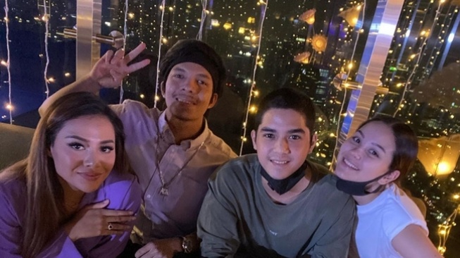 Al Ghazali dan Alyssa Daguise sempat menghadiri ultah Aurel Hermansyah yang ke-22. Di situ juga hadir Atta Halilintar. [Instagram]