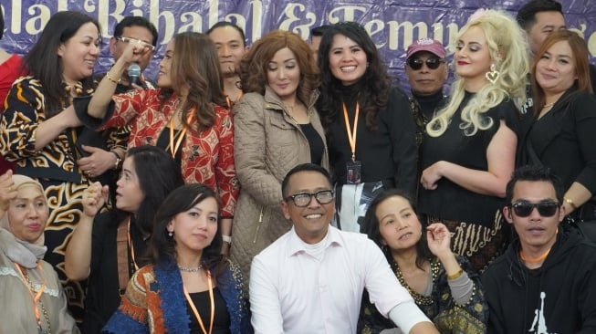 Nunung Alvi menghibur warga Indonesia di KBRI London. [dokumentasi pribadi]