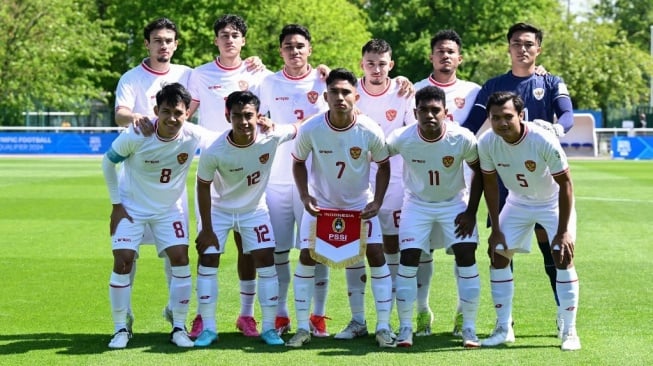 Startiing eleven Timnas Indonesia U-23 pada laga play-off antar-konfederasi Olimpiade Paris 2024 melawan Guinea U-23 di Clairefontaine, Prancis, Kamis (9/5/2024) malam WIB. [M Medina / AFP]