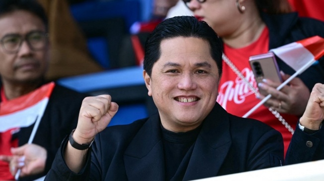 Menteri Badan Usaha Milik Negara Erick Thohir bereaksi menjelang pertandingan play-off pra-Olimpiade antara Indonesia dan Guinea, untuk tempat terakhir dalam turnamen sepak bola Olimpiade putra di Paris 2024, di Clairefontaine-en-Yvelines, selatan Paris, pada 9 Mei 2024.MIGUEL MEDINA / AFP