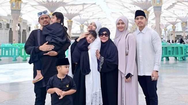 Kaesang Pangarep dan Erina Gudono saat menjalani ibadah umrah. Pasangan ini umrah bareng sang ibu, Iriana Jokowi, dan sang kakak Kahiyang Ayu dan Bobby Nasution. [Instagram]