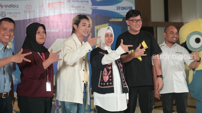 Ketua TP PKK Kota Makassar Indira Yusuf Ismail didampingi Kepala Dinas Pariwisata Kota Makassar membuka event bazar MTF Market persembahan dari media Makassar Terkini dan Fusion Entertainment di Atrium Utama Mall Phinisi Point Makassar, Rabu 8 Mei 2024 [SuaraSulsel.id/Humas Pemkot Makassar]