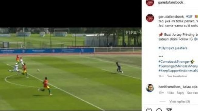 Pelanggaran Witan Sulaeman kepada pemain Guinea U-23 terjadi di luar kotak penalti. (Instagram/@garudafansbook_)