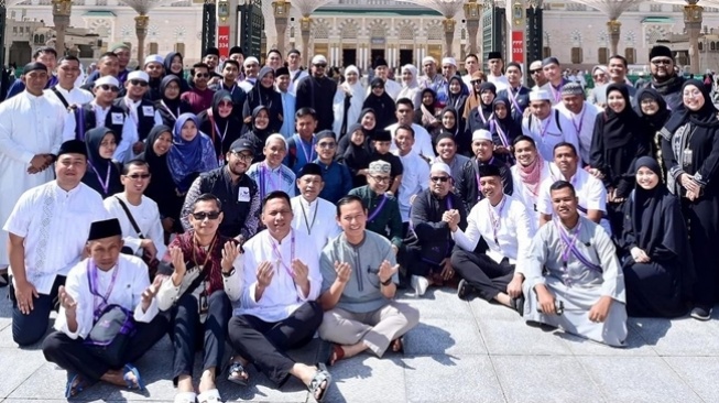 Kaesang Pangarep dan Erina Gudono menjalani umrah dan mengajak serta para paspampres. [Instagram]