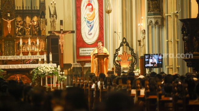 Umat Nasrani mengikuti ibadah misa kenaikan Isa Almasih di Gereja Katedral, Jakarta, Kamis (9/5/2024). [Suara.com/Alfian Winanto]