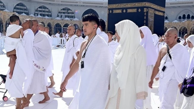 Kaesang Pangarep dan Erina Gudono menjalani ibadah umrah. [Instagram]