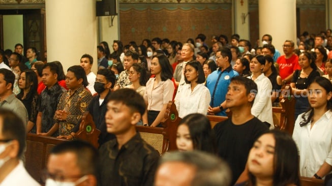 Umat Nasrani mengikuti ibadah misa kenaikan Isa Almasih di Gereja Katedral, Jakarta, Kamis (9/5/2024). [Suara.com/Alfian Winanto]