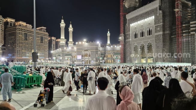 Ratusan ribu umat muslim dari berbagai negara memadati Masjidil Haram untuk beribadah dan melakukan tawaf mengelilingi Kakbah, Kamis (9/5/2024). [MCH2024/Suara.com-Chandra Iswinarno]