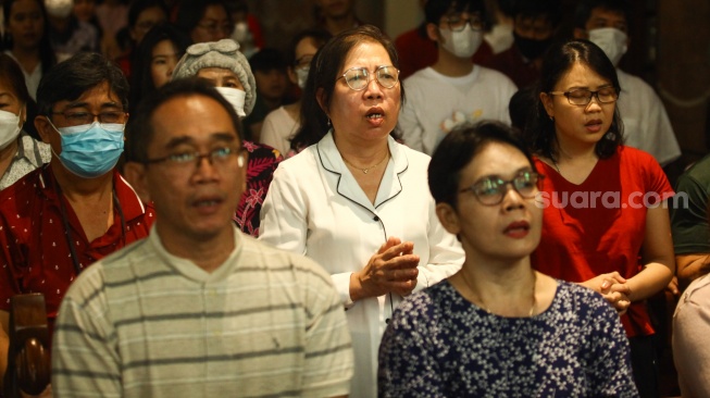 Umat Nasrani mengikuti ibadah misa kenaikan Isa Almasih di Gereja Katedral, Jakarta, Kamis (9/5/2024). [Suara.com/Alfian Winanto]