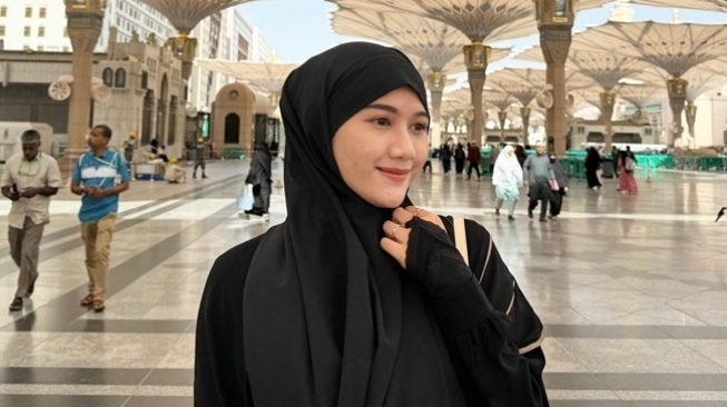 Penampilan Erina Gudono saat menjalani ibadah umrah. [Instagram]