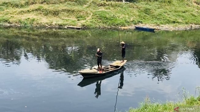 Bau Menyengat dan Ikan Mati, Sungai Cileungsi Kembali Menjadi Langganan Pencemaran Saat Musim Kemarau