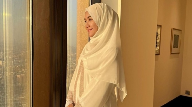 Penampilan Erina Gudono saat menjalani ibadah umrah. [Instagram]