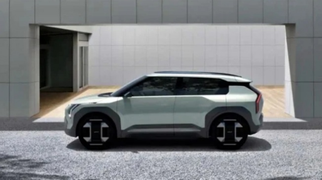 KIA EV3 (Car and Driver)