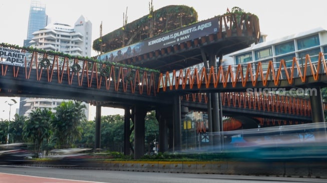 Warga mengunjungi Jembatan Penyebrangan Orang (JPO) Pinisi di Jalan Jenderal Sudirman, Jakarta, Jumat (10/5/2024). [Suara.com/Alfian Winanto]