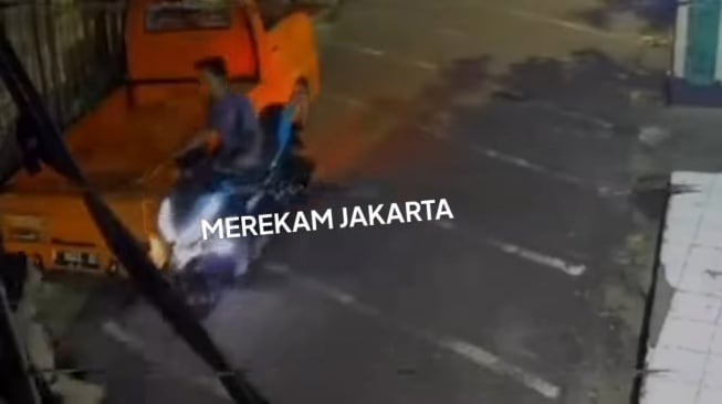 Beraksi Dekat Masjid, Pelaku Begal Payudara di Gandaria Utara Terekam Kamera CCTV