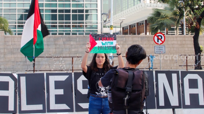 Sejumlah massa melakukan aksi di dekat tenda saat aksi solidaritas untuk Palestina di depan Kedutaan Besar Amerika untuk Indonesia, Jakarta, Jumat (10/5/2024). [Suara.com/Alfian Winanto]
