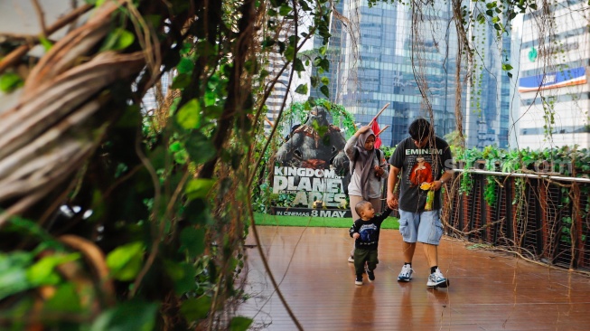 Warga mengunjungi Jembatan Penyebrangan Orang (JPO) Pinisi di Jalan Jenderal Sudirman, Jakarta, Jumat (10/5/2024). [Suara.com/Alfian Winanto]