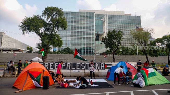 Sejumlah massa melakukan aksi di dekat tenda saat aksi solidaritas untuk Palestina di depan Kedutaan Besar Amerika untuk Indonesia, Jakarta, Jumat (10/5/2024). [Suara.com/Alfian Winanto]
