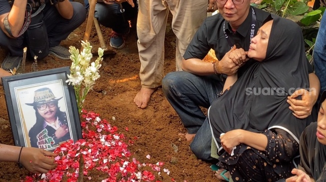 Suasana pemakaman penyanyi Jhonny Iskandar di kawasan Sentul, Bogor, Jawa Barat, Jumat (10/5/2024) [Suara.com/Adiyoga Priyambodo]