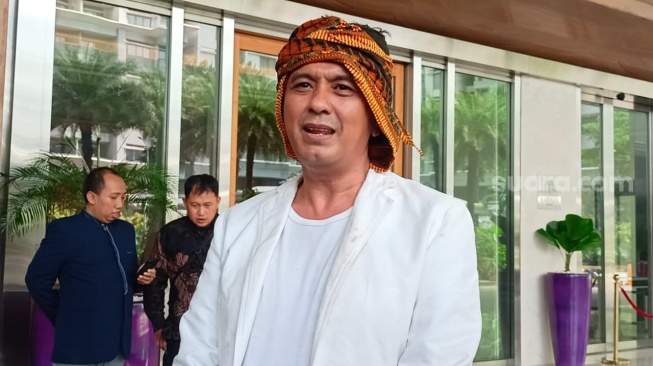 Dicky Chandra usai menghadiri akad nikah Rizky Febian dan Mahalini di Hotel Raffles, Jakarta Selatan pada Jumat (10/5/2024) [Suara.com/Rena Pangesti]