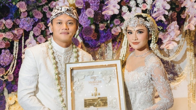 Potret pernikahan Rizky Febian dan Mahalini. [Bridestory, AXIOO]