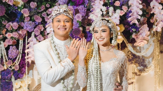 Potret pernikahan Rizky Febian dan Mahalini. [Bridestory, AXIOO]