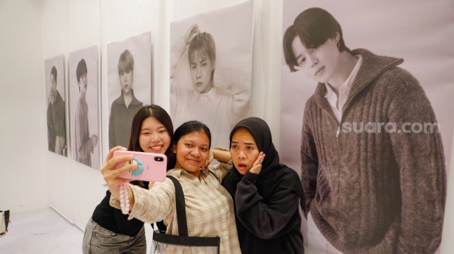 Para fans BTS atau Army saat memadati Pop-up BTS MONOCHROME yang hadir di Gandaria City Mall, Jakarta, Jumat (10/5/2024). [Suara.com/Alfian Winanto]