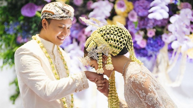 Potret pernikahan Rizky Febian dan Mahalini. [Bridestory, AXIOO]