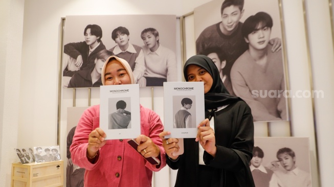 Para fans BTS atau Army saat memadati Pop-up BTS MONOCHROME yang hadir di Gandaria City Mall, Jakarta, Jumat (10/5/2024). [Suara.com/Alfian Winanto]