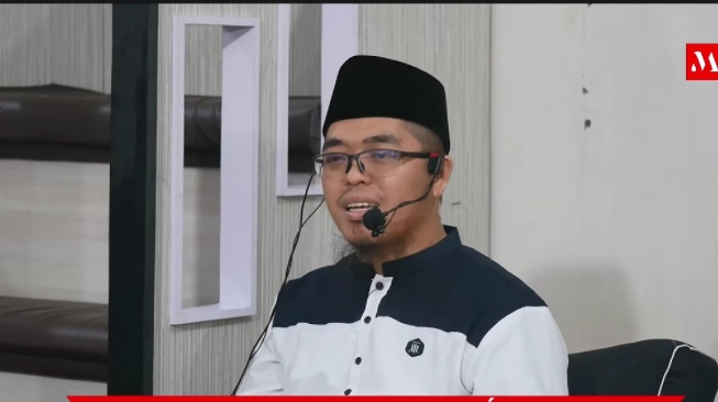 Sosok Ustaz Muflih Safitra yang berdebat dengan Ustaz Adi Hidayat tentang musik. [Youtube Muflih Safitra Official]