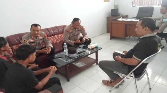 Viral Acungkan Senjata Tajam ke Sopri Truk di Pemalang, Empat Remaja Ini Cuma Diberi Pembinaan?