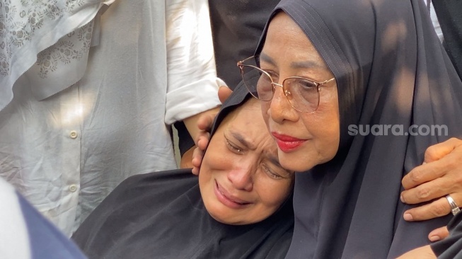 Suasana pemakaman penyanyi Jhonny Iskandar di kawasan Sentul, Bogor, Jawa Barat, Jumat (10/5/2024) [Suara.com/Adiyoga Priyambodo]